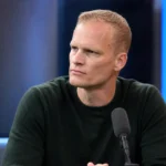 Karel Geraerts tijdens een rustig voetbalinterview in een neutrale televisiestudio.