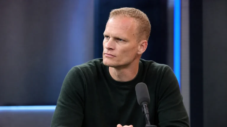 Karel Geraerts tijdens een rustig voetbalinterview in een neutrale televisiestudio.
