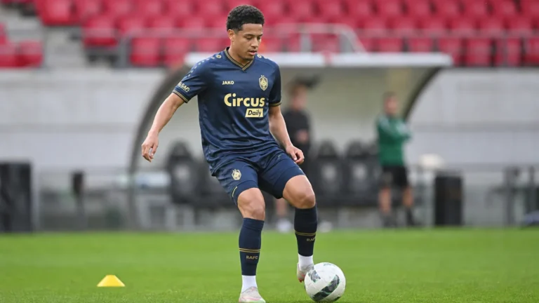Anthony Valencia in donkerblauw Antwerp-shirt tijdens een opwarming op het veld.