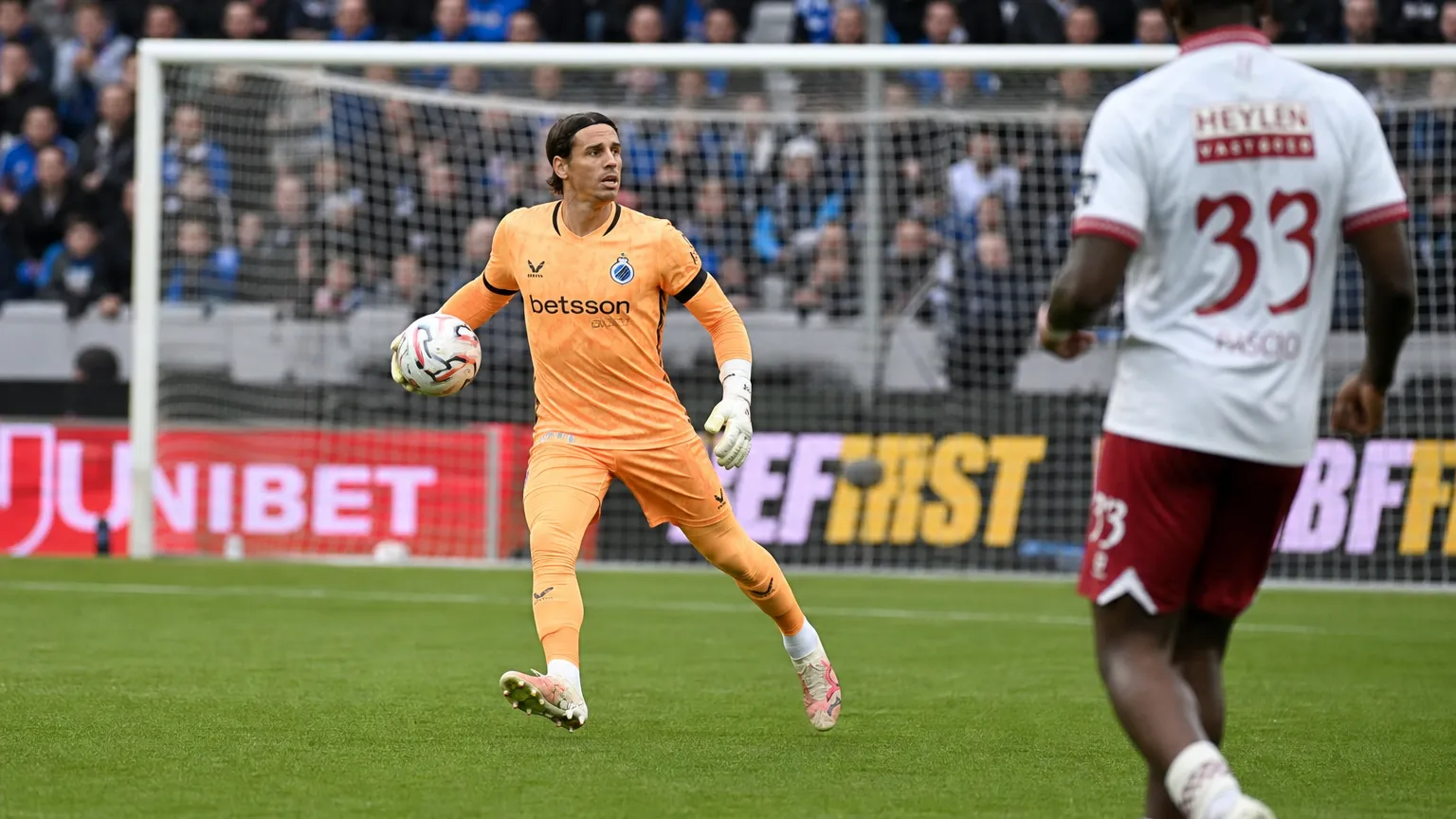 Yann Sommer van Club Brugge in actie als doelman tijdens een wedstrijd.
