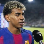Lamine Yamal in het shirt van FC Barcelona tijdens een televisie-interview naast het veld.