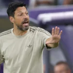 Een staflid van Anderlecht geeft aanwijzingen langs de zijlijn.