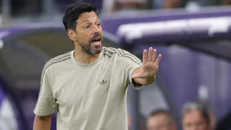 Een staflid van Anderlecht geeft aanwijzingen langs de zijlijn.