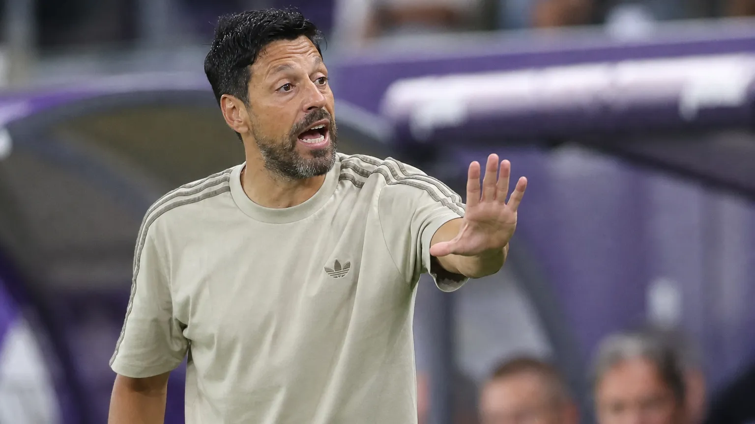 Een staflid van Anderlecht geeft aanwijzingen langs de zijlijn.