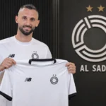 Marcelo Brozovic poseert met een Al-Sadd-shirt tijdens een officiële clubpresentatie.