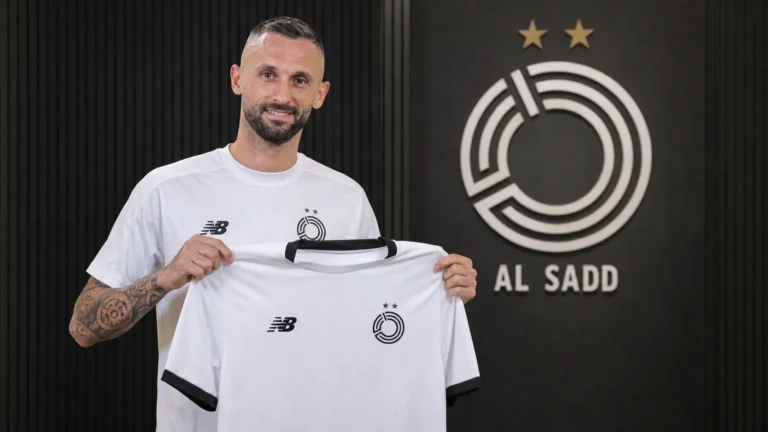 Marcelo Brozovic poseert met een Al-Sadd-shirt tijdens een officiële clubpresentatie.
