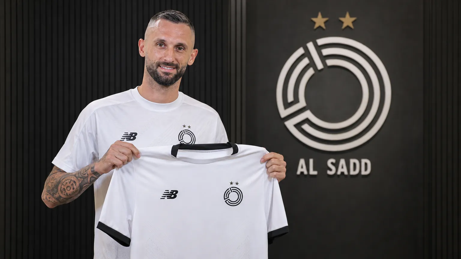 Marcelo Brozovic poseert met een Al-Sadd-shirt tijdens een officiële clubpresentatie.