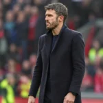 Michael Carrick reageert langs de zijlijn na de derby.