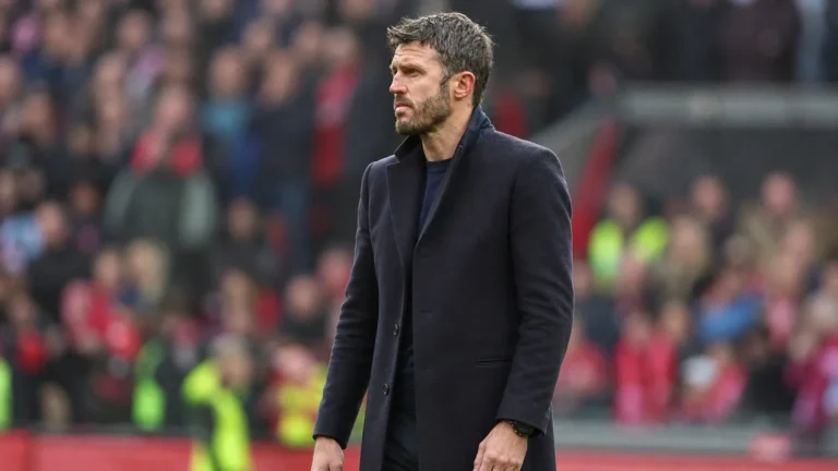 Michael Carrick reageert langs de zijlijn na de derby.