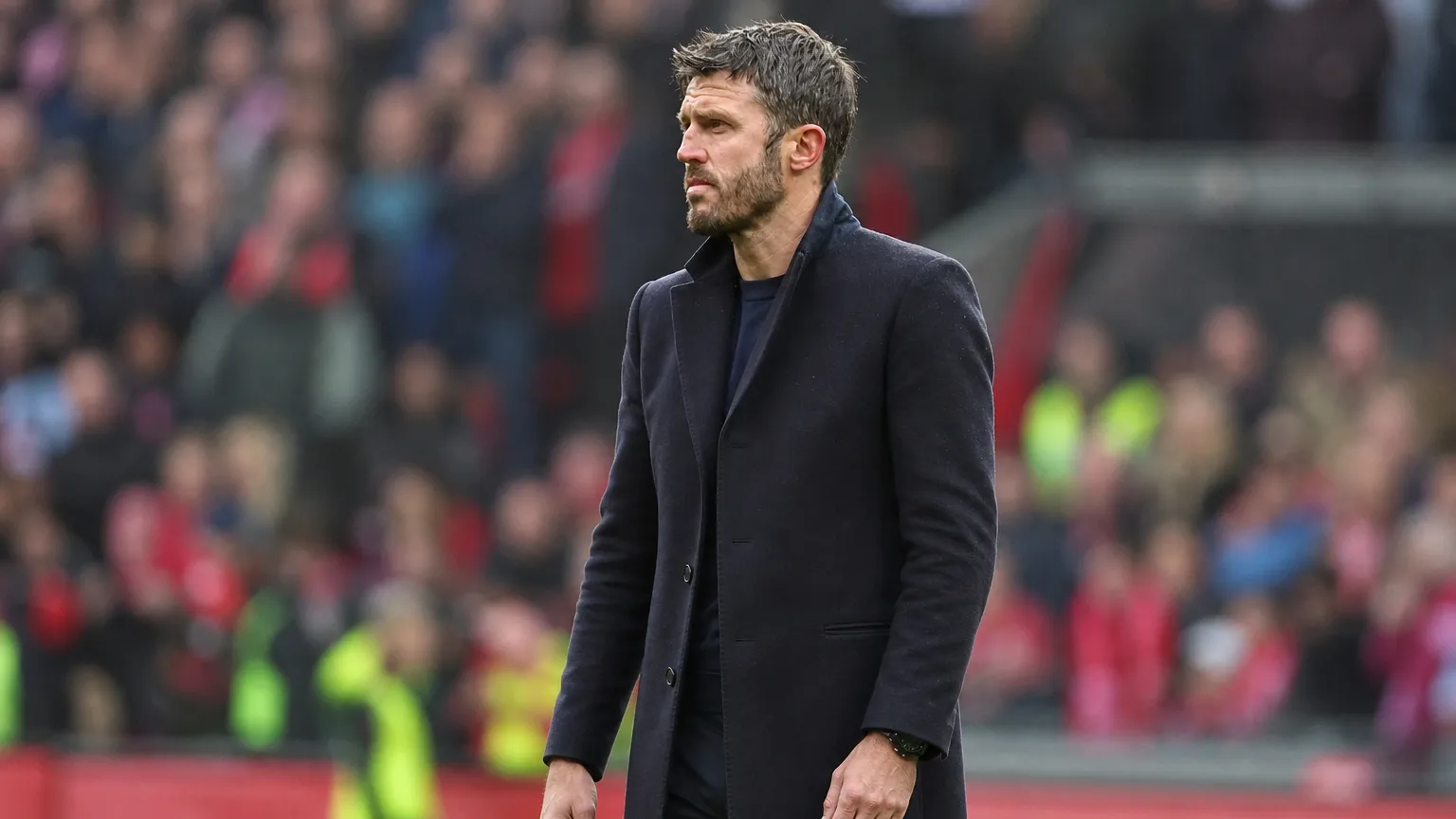 Michael Carrick reageert langs de zijlijn na de derby.