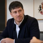 Florent Ghisolfi in een kantooromgeving van Sunderland tijdens een mediageniek moment.