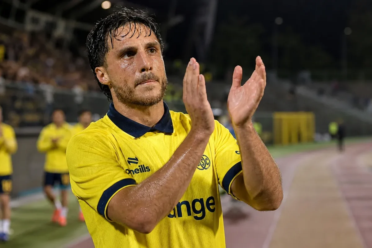 Kevin Mac Allister applaudisseert in het gele tenue van Union na een wedstrijd.