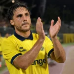 Kevin Mac Allister applaudisseert in het gele tenue van Union na een wedstrijd.
