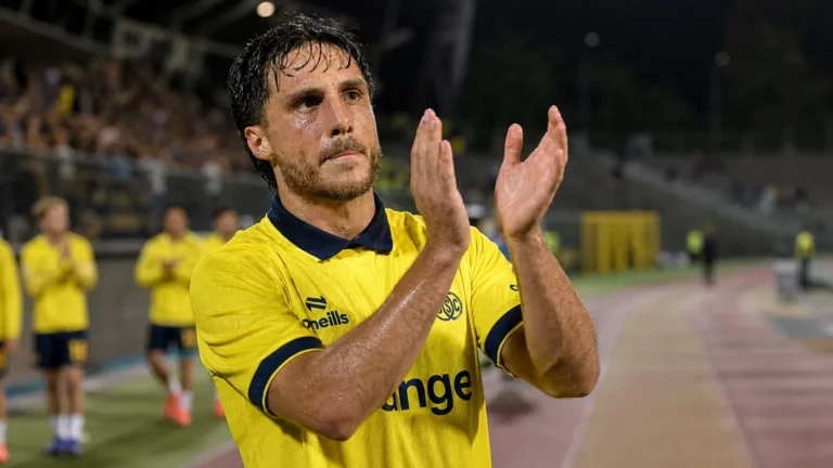 Kevin Mac Allister applaudisseert in het gele tenue van Union na een wedstrijd.