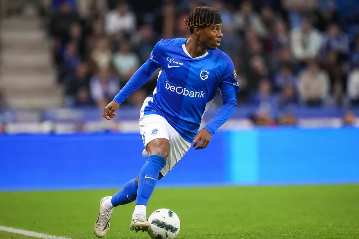 Noah Adedeji-Sternberg in actie op de linkerflank in het tenue van KRC Genk.