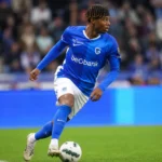 Noah Adedeji-Sternberg in actie op de linkerflank in het tenue van KRC Genk.