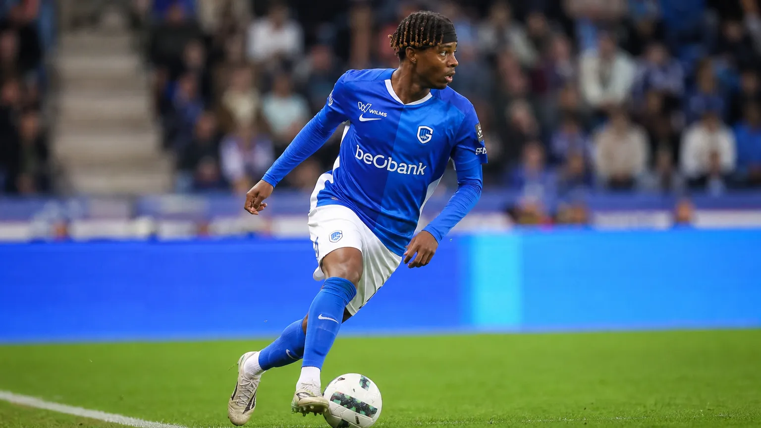 Noah Adedeji-Sternberg in actie op de linkerflank in het tenue van KRC Genk.