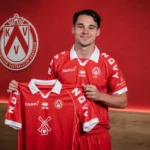 Jamie Roche poseert met een KV Kortrijk-shirt tijdens zijn officiële voorstelling.