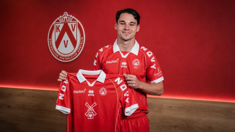 Jamie Roche poseert met een KV Kortrijk-shirt tijdens zijn officiële voorstelling.