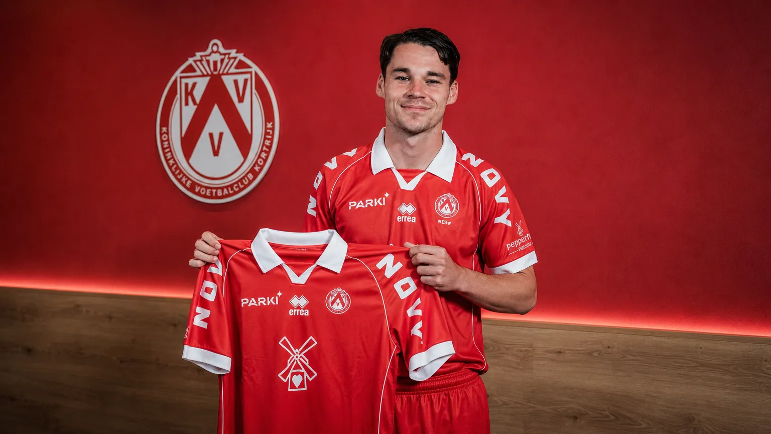 Jamie Roche poseert met een KV Kortrijk-shirt tijdens zijn officiƫle voorstelling.