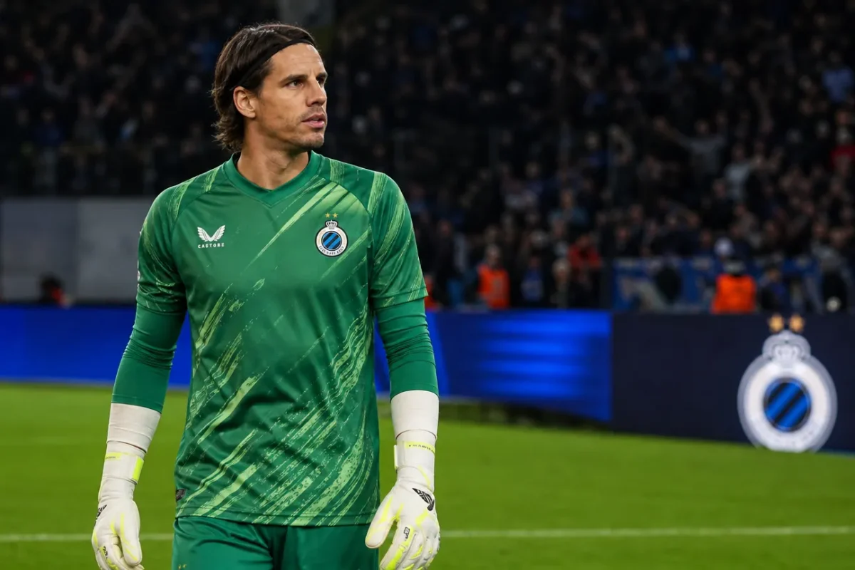 Yann Sommer staat na de wedstrijd op het veld in doelmanstenue van Club Brugge.