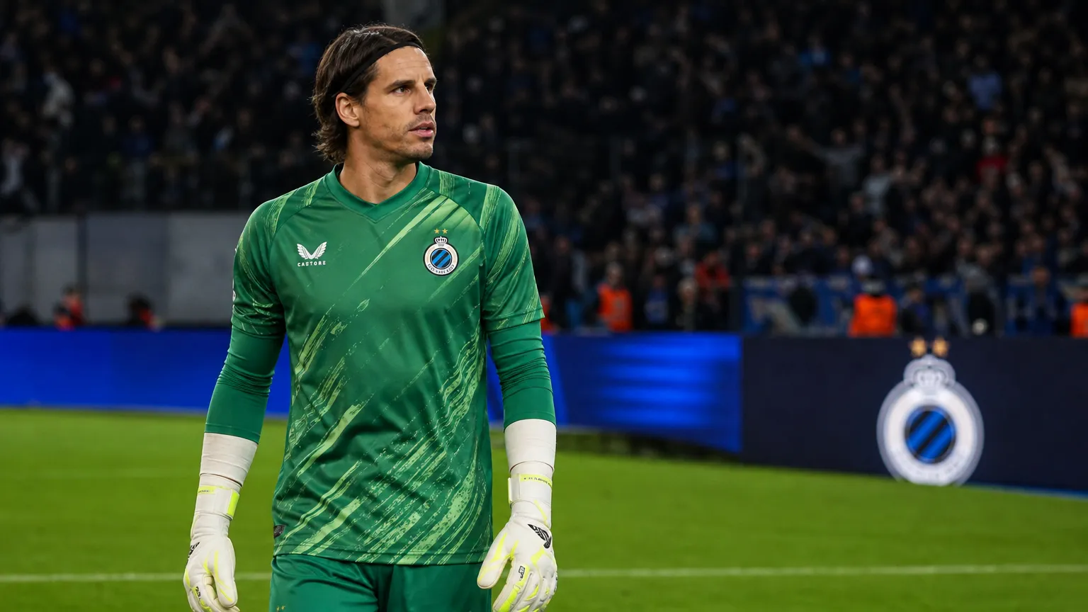 Yann Sommer staat na de wedstrijd op het veld in doelmanstenue van Club Brugge.