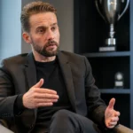 Dévy Rigaux beantwoordt een vraag tijdens een rustig interview in een kantoorruimte.