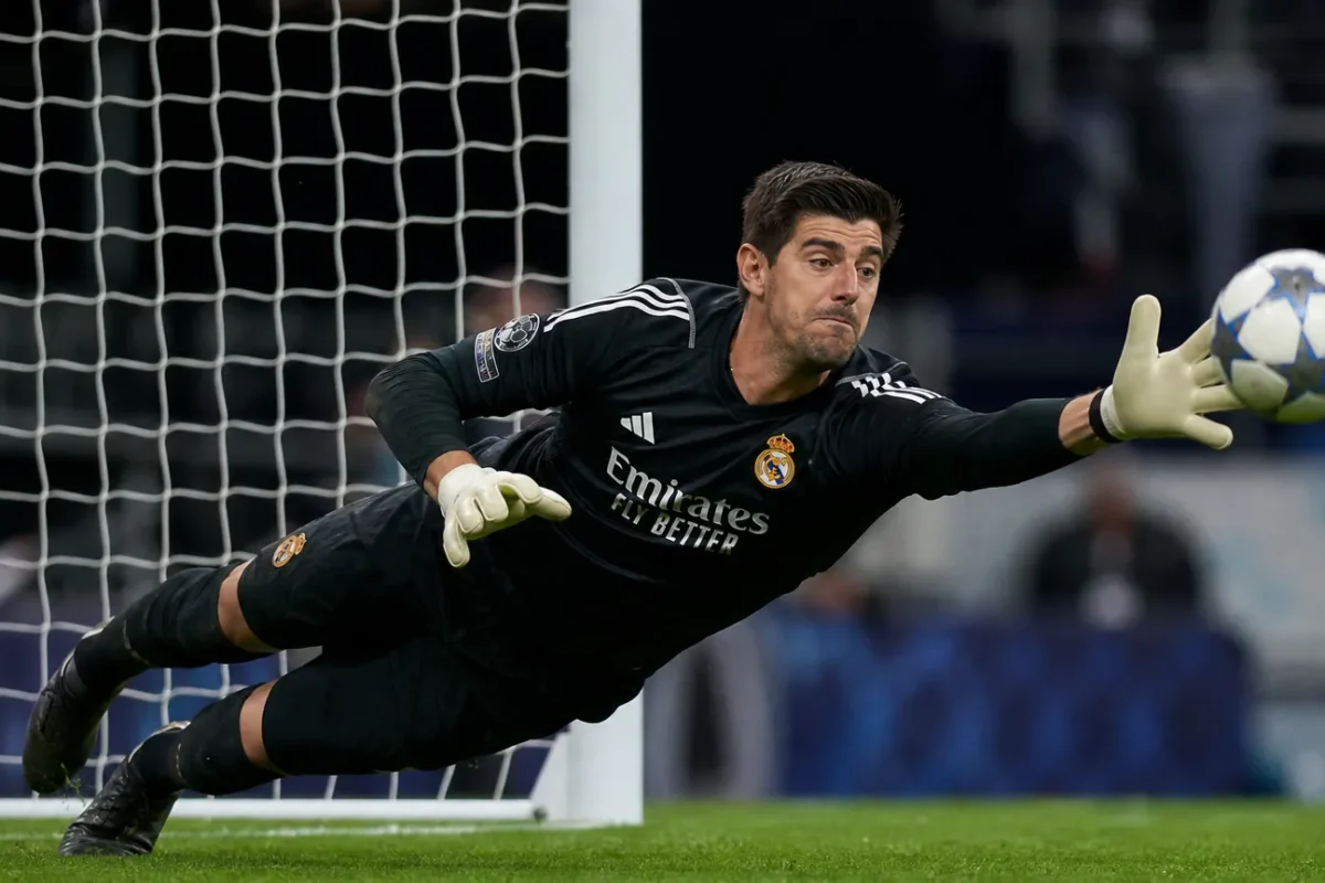 Thibaut Courtois duikt naar een bal tijdens een wedstrijd van Real Madrid.