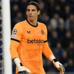 Yann Sommer in een oranje keeperstenue van Club Brugge tijdens een wedstrijdmoment.