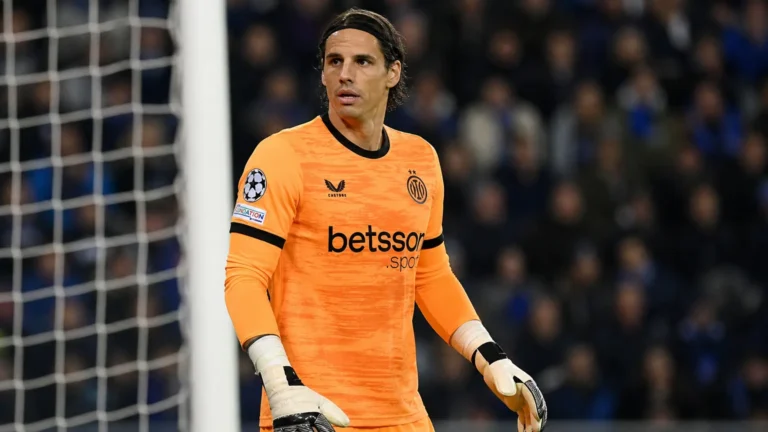 Yann Sommer in een oranje keeperstenue van Club Brugge tijdens een wedstrijdmoment.