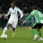 Renato Sanches in een wit-groen tenue tijdens een voetbalactie op het veld.