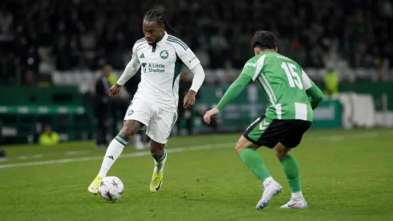 Renato Sanches in een wit-groen tenue tijdens een voetbalactie op het veld.