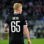 Joaquin Seys in zwart Club Brugge-tenue langs de zijlijn na de wedstrijd.