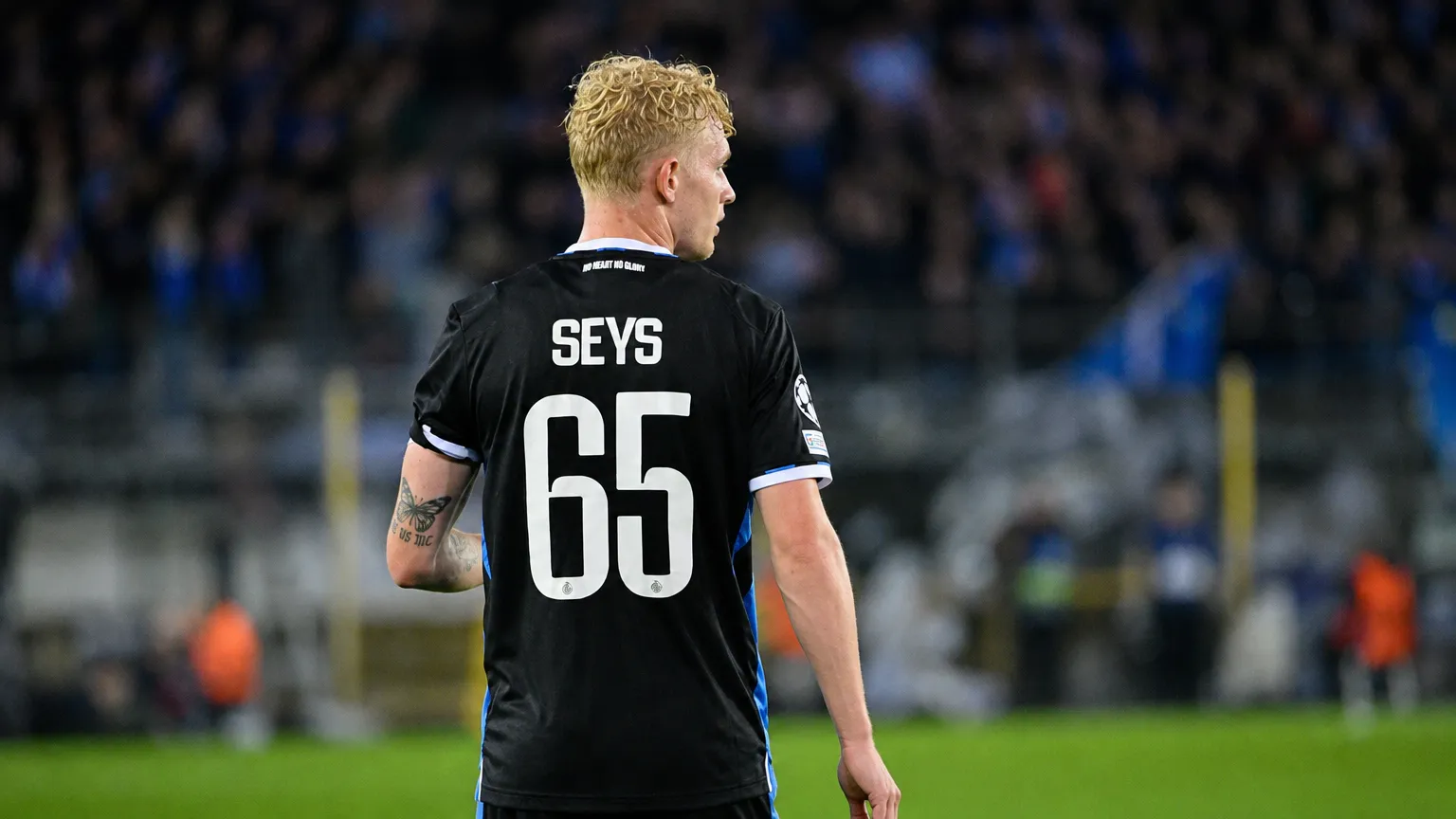 Joaquin Seys in zwart Club Brugge-tenue langs de zijlijn na de wedstrijd.