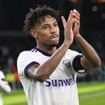 Tawfik Bentayeb applaudisseert na afloop in het shirt van RSC Anderlecht.