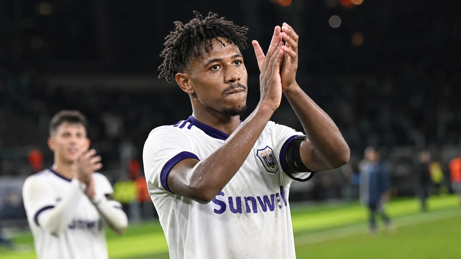 Tawfik Bentayeb applaudisseert na afloop in het shirt van RSC Anderlecht.
