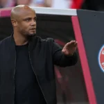 Vincent Kompany coacht Bayern München langs de zijlijn.