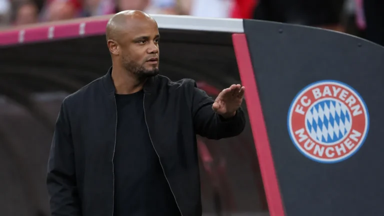 Vincent Kompany coacht Bayern München langs de zijlijn.