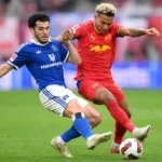 Twee spelers betwisten de bal tijdens een Bundesliga-wedstrijd.