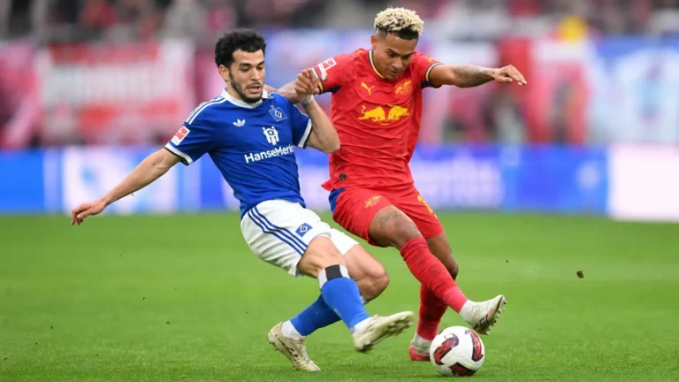 Twee spelers betwisten de bal tijdens een Bundesliga-wedstrijd.
