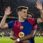 Gavi van FC Barcelona viert een moment op het veld in het clubtenue.