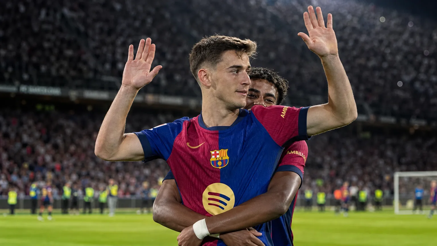 Gavi van FC Barcelona viert een moment op het veld in het clubtenue.