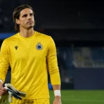 Yann Sommer in geel keepersshirt van Club Brugge op het veld na de wedstrijd.