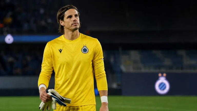 Yann Sommer in geel keepersshirt van Club Brugge op het veld na de wedstrijd.