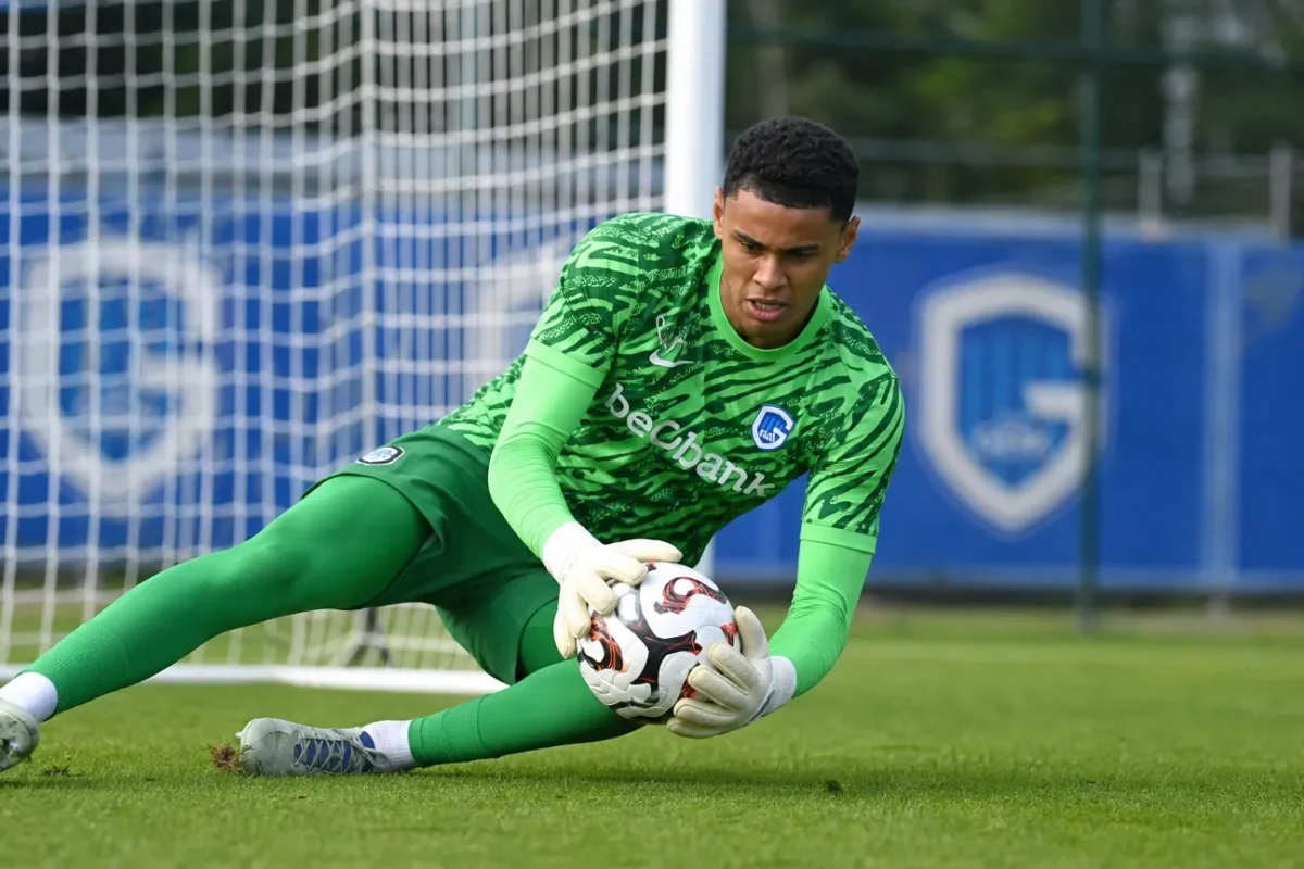 Lucca Brughmans vangt een bal als doelman van KRC Genk.
