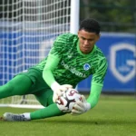 Lucca Brughmans vangt een bal als doelman van KRC Genk.