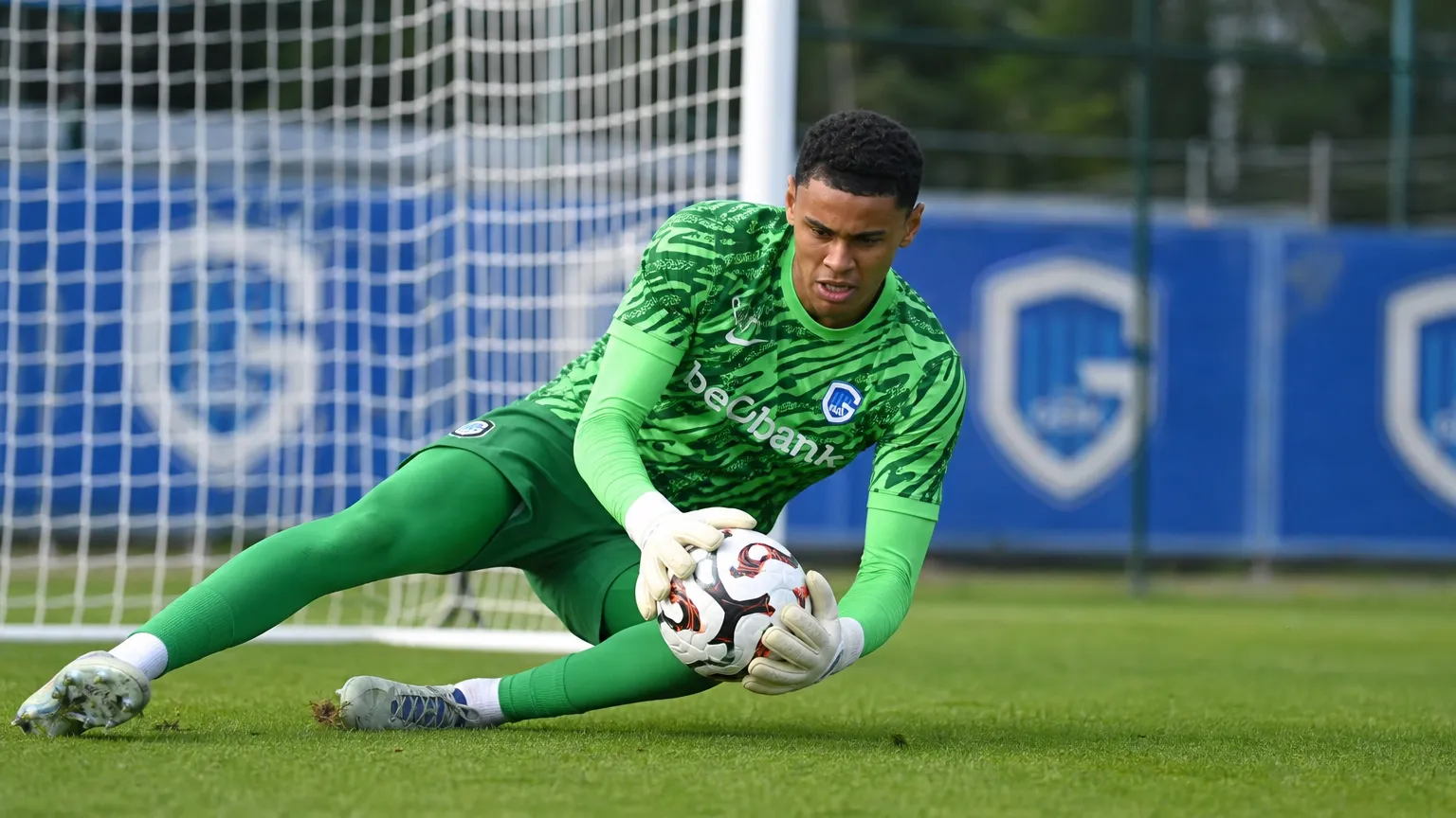 Lucca Brughmans vangt een bal als doelman van KRC Genk.