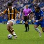 Voetballers van Hull City en Chelsea in actie tijdens een Premier League-wedstrijd.