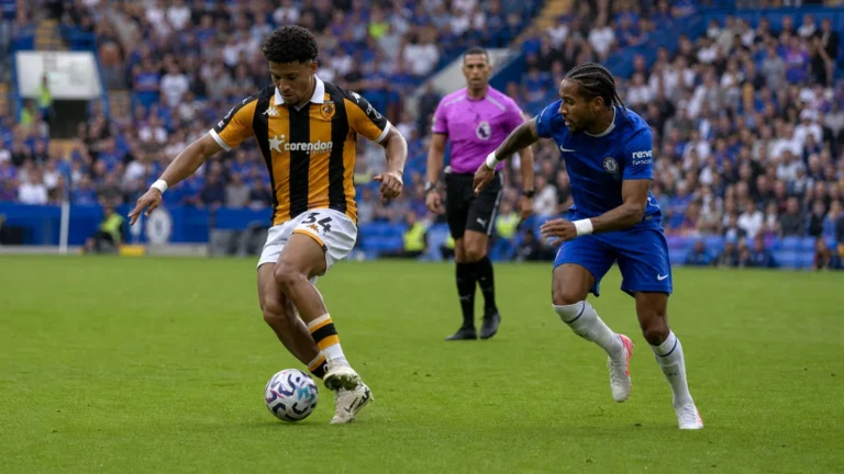 Voetballers van Hull City en Chelsea in actie tijdens een Premier League-wedstrijd.
