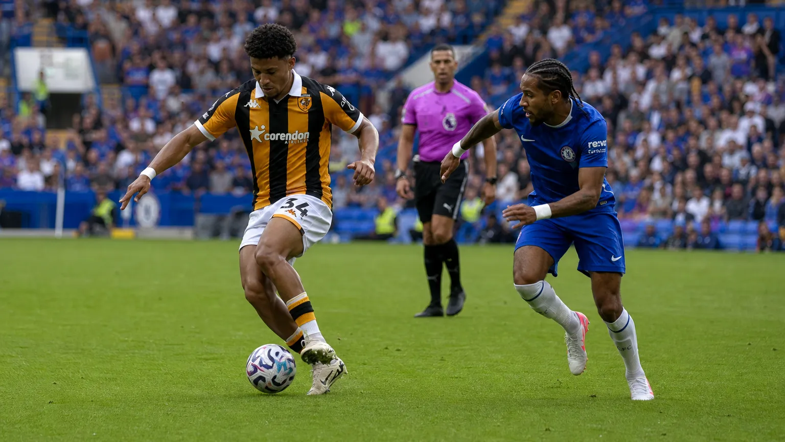 Voetballers van Hull City en Chelsea in actie tijdens een Premier League-wedstrijd.